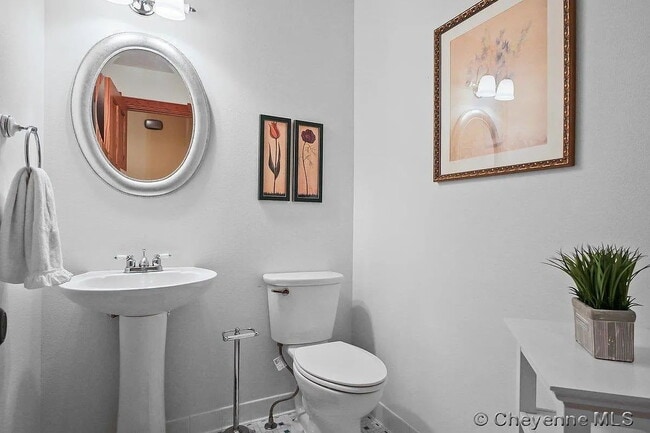 Building Photo - Charming Three Bedroom Home!