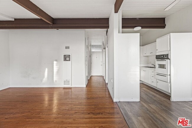 Building Photo - 11131 Rose Ave