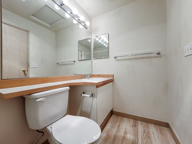 Building Photo - Kent East Hill Townhome with Garage & Patio