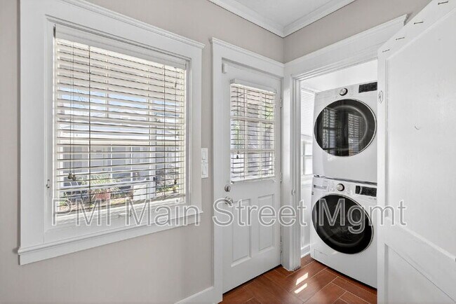 Building Photo - 829 N Hyer Ave