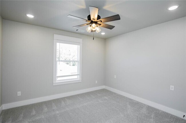 Building Photo - 104 White Oak St