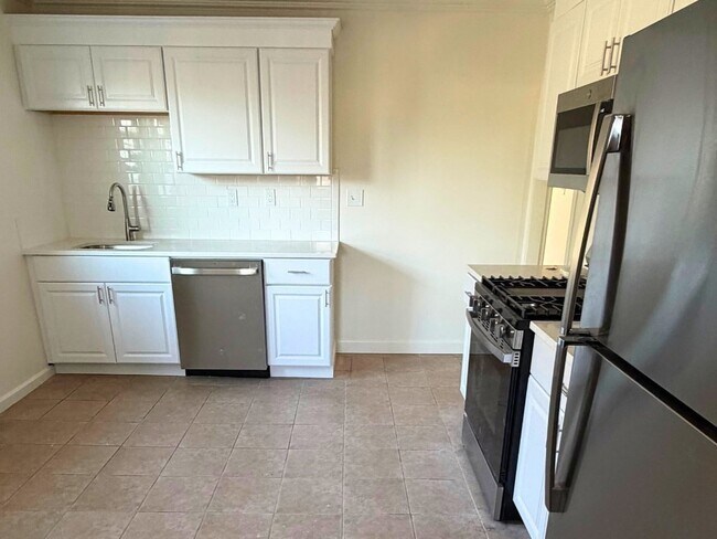 Building Photo - 19 1st St