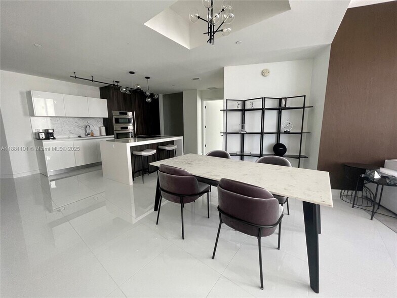 Building Photo - 851 NE 1st Ave