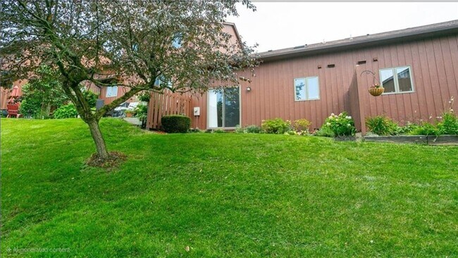 Building Photo - 26 Treetop Dr