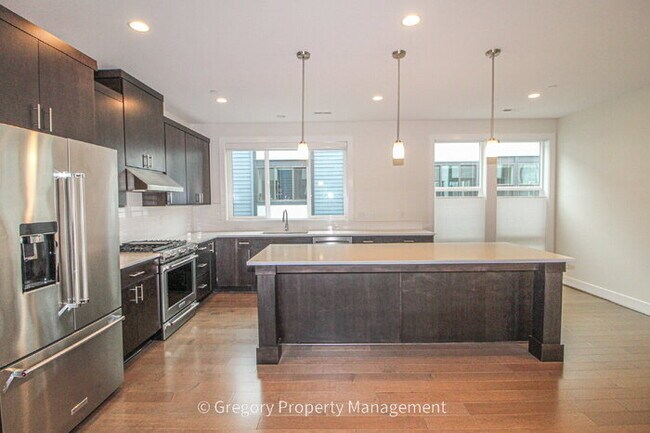 Building Photo - Newer Luxury 4 Bed 3 Bath 2 Car Garage Townhouse in Desirable Downtown Bothell Location. Walk to ...