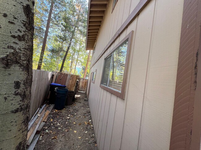 Building Photo - Large furnished 4 bedroom home with 2 car ...