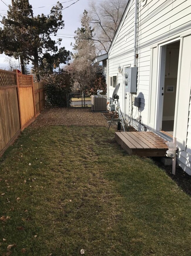 Building Photo - Wonderful Single Level Updated home with A/C!