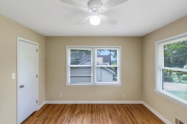 Building Photo - Beautiful 3 Bed 2 Bath Ranch home with a H...