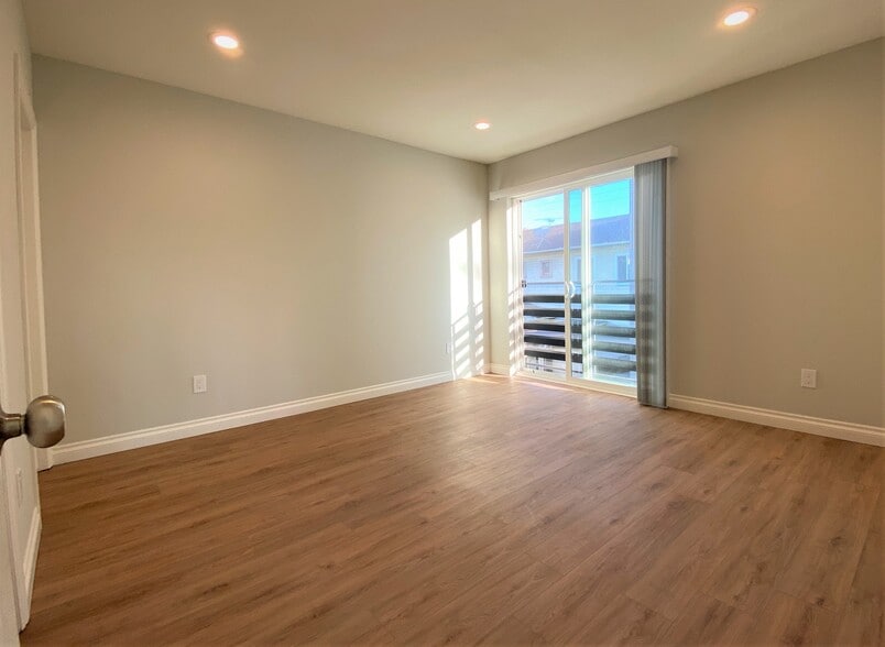 Building Photo - 5544 Romaine St