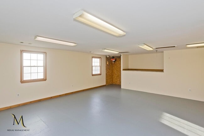 Building Photo - 1692 Memorial Dr