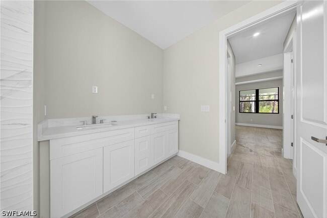 Building Photo - 1206 Moore Ave