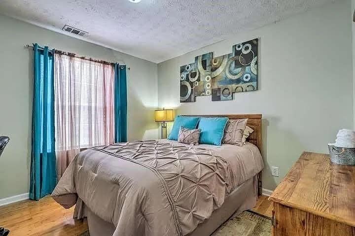 Building Photo - Room in Single Family Home on Oak Dr