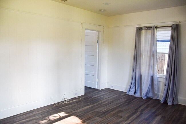 Building Photo - Grand (384-394) South