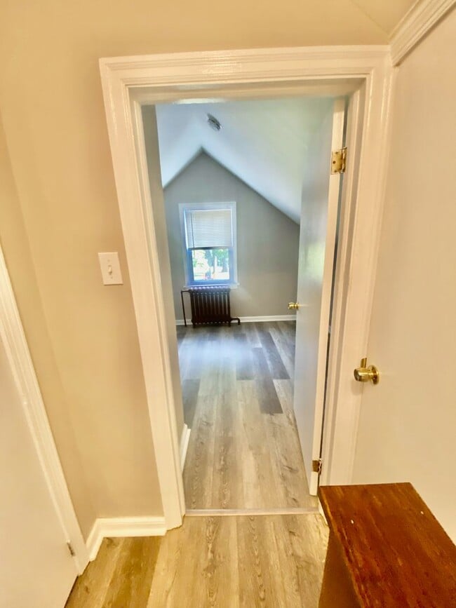 Building Photo - SPACIOUS 4 BED/2 BATH HOUSE-Luxury Vinyl F...