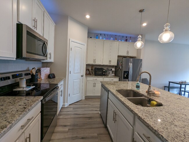 Building Photo - 561 Becks Pl