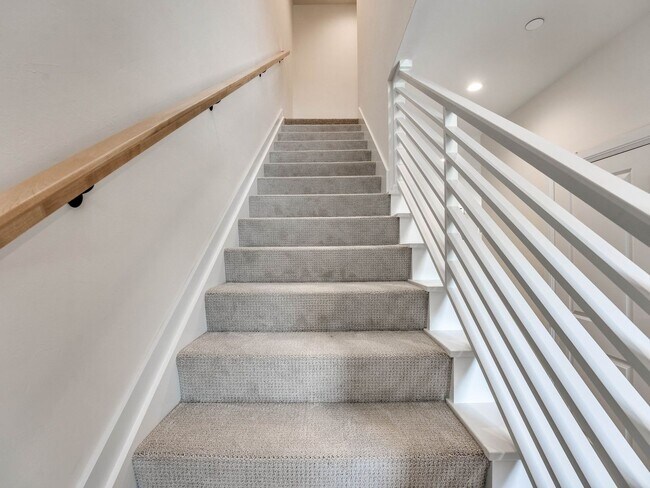 Building Photo - Luxury, Zero Maintenance Living in Edmond!