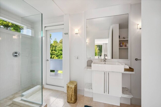 Building Photo - 8 Heller Ln