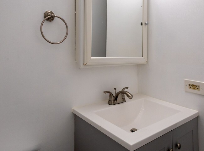 Building Photo - Streeterville Upgraded 2b/2b High-rise Condo