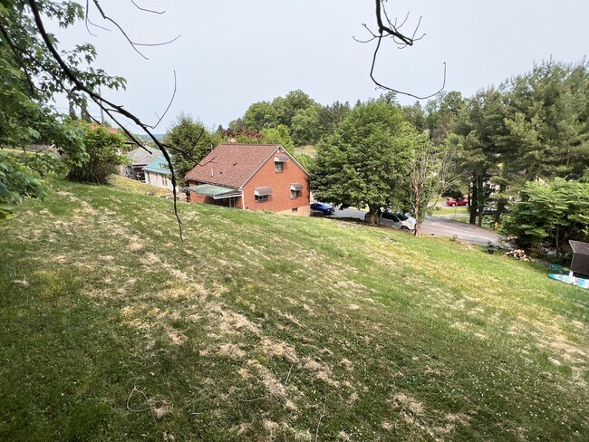 Building Photo - 1135 Sunset Dr