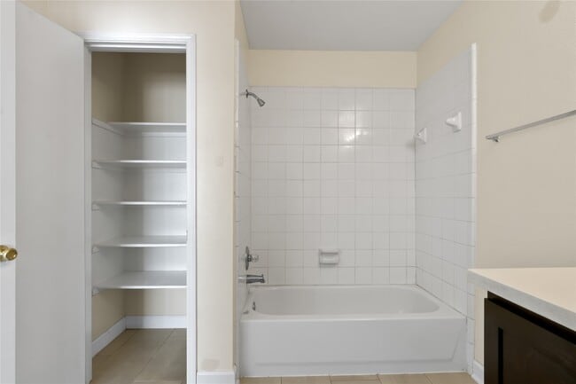 Building Photo - 5815 Clerkenwell Dr