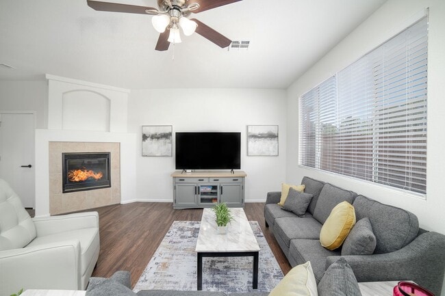 Building Photo - Beautiful home with POOL and spa located n...