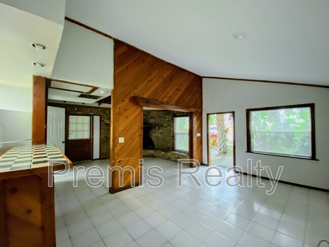 Building Photo - 2686 Sunset Dr