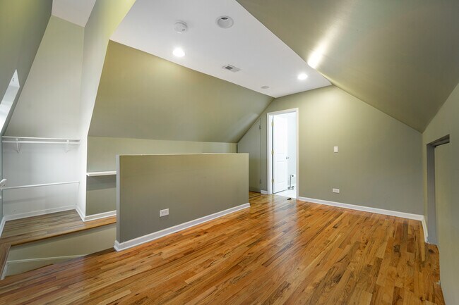 Building Photo - 2042 W Cullerton St