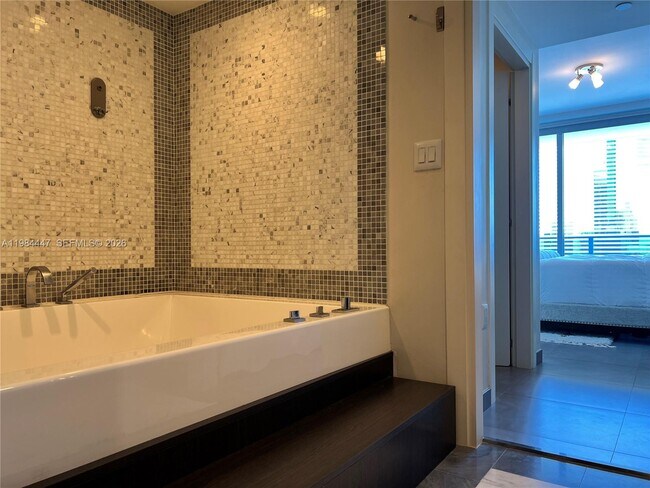 Building Photo - 200 Biscayne Blvd Way