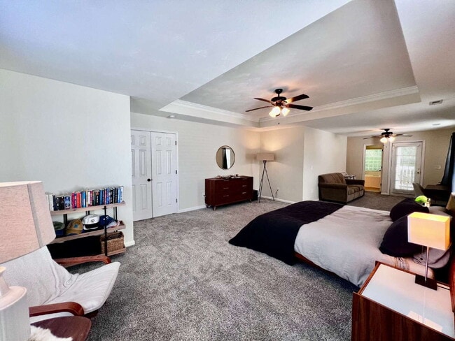 Building Photo - Charming 4 Bedroom home Near Virginia Beach Oceanfront!