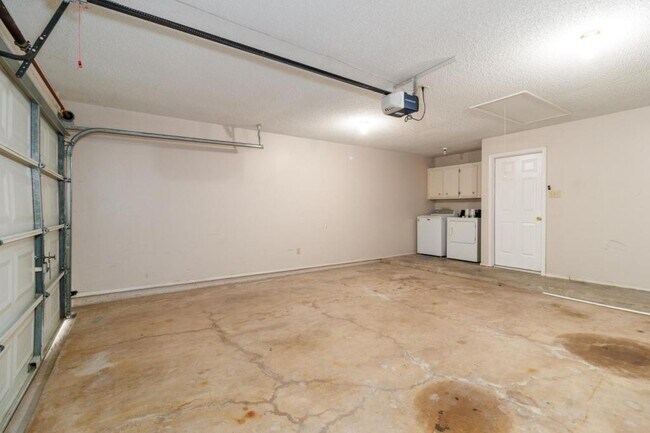 Building Photo - 2807 Montgomery Dr