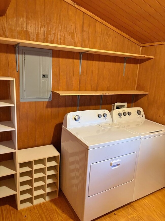 Building Photo - 1 Bedroom, 1 bath House