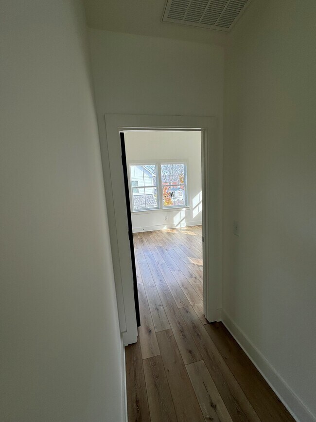 Building Photo - 509 Rosedale Ave