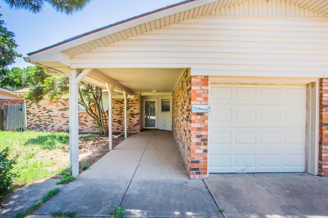 Building Photo - Beautiful 3/2 with a Bonus Room!