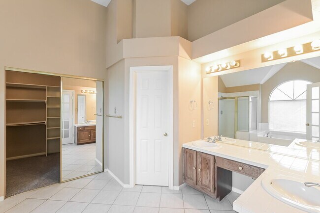 Building Photo - 11423 Willow Field Dr
