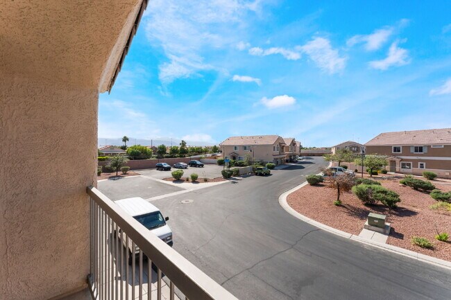 Building Photo - Gated Community Townhome 2 bedroom, 2 bathroom, 1 car garage