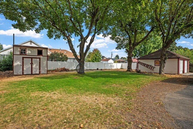 Building Photo - East Valley Home With Large Yard!