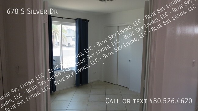 Building Photo - 678 S Silver Dr