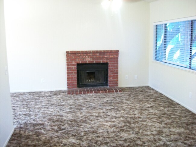 Building Photo - 3 Bedroom / 2 Bath House