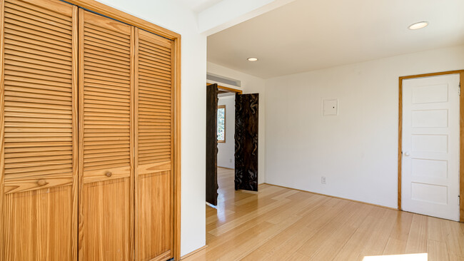 Bedroom Guest House - 917 N La Jolla Ave