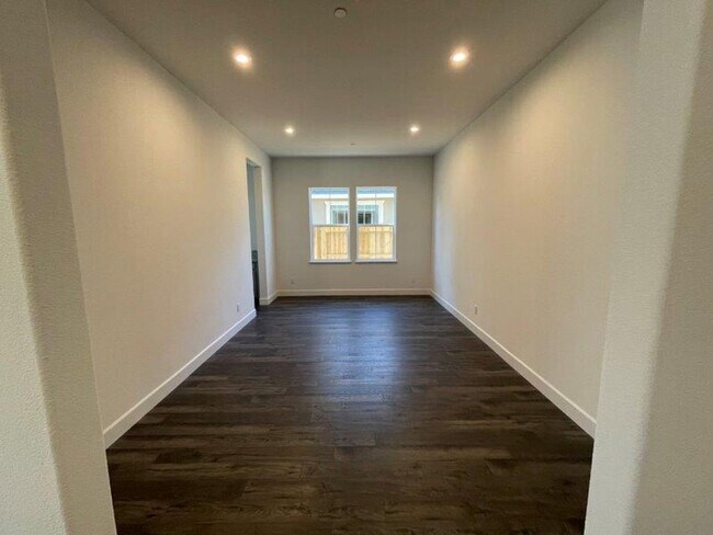 Building Photo - Fabulous Single Level 4 Bedroom in 95757