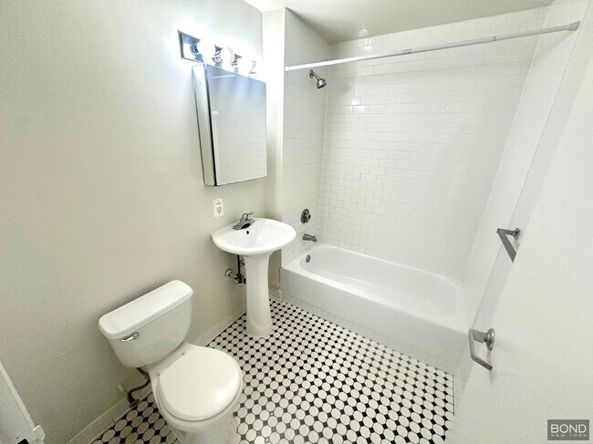 Building Photo - 323 W 96th St
