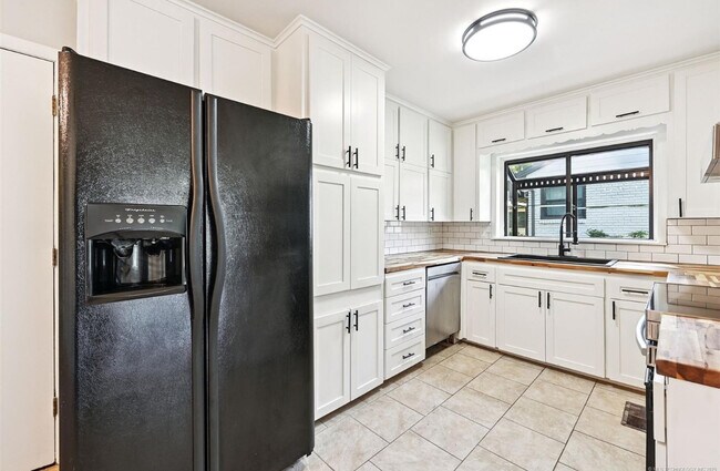 Building Photo - 4643 E 59th St