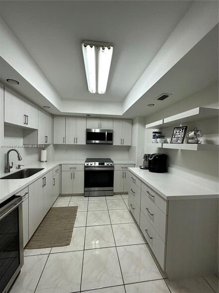 Building Photo - 5825 Collins Ave