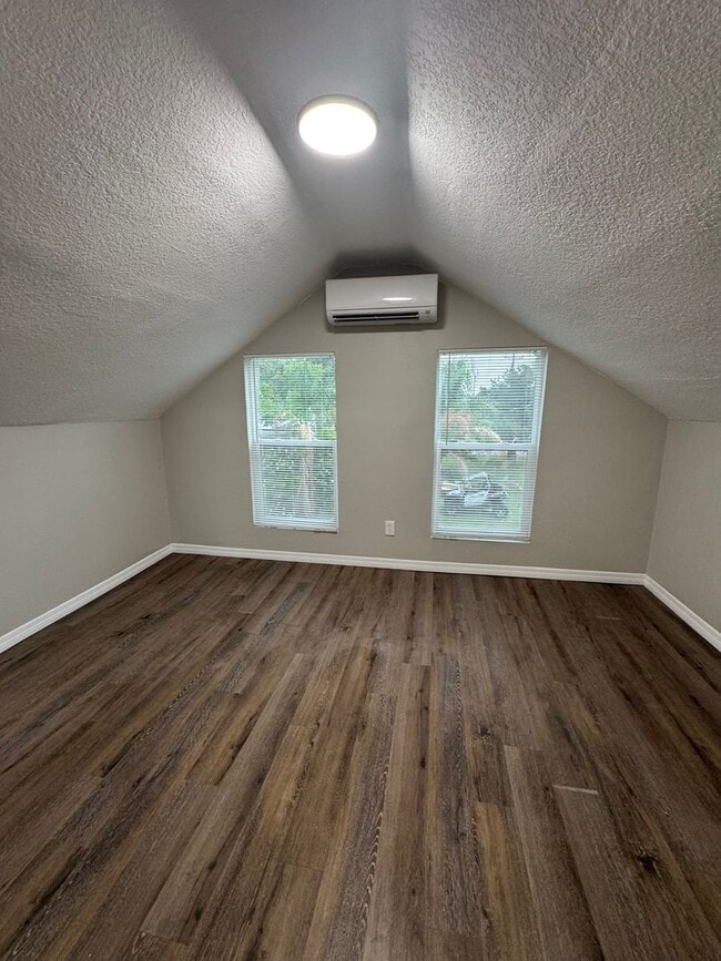 Building Photo - Renovated 2 bedroom, 2 bathroom duplex in ...