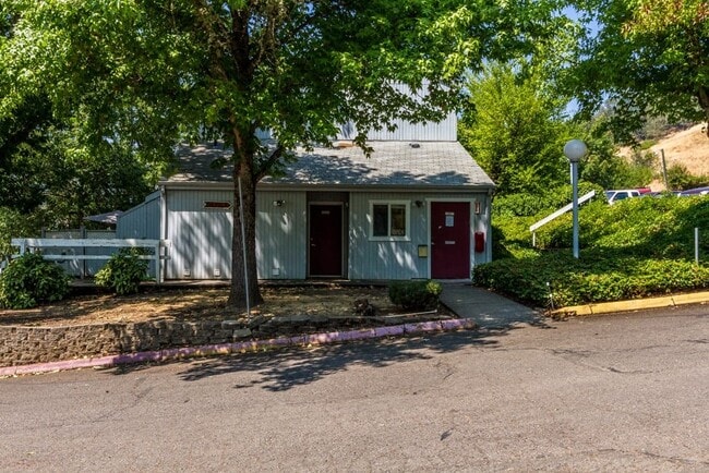 Building Photo - 721 SE Meadowlark Ave