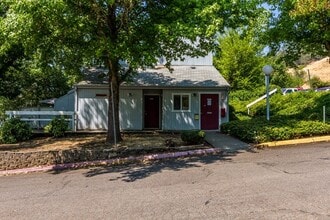 Building Photo - 721 SE Meadowlark Ave