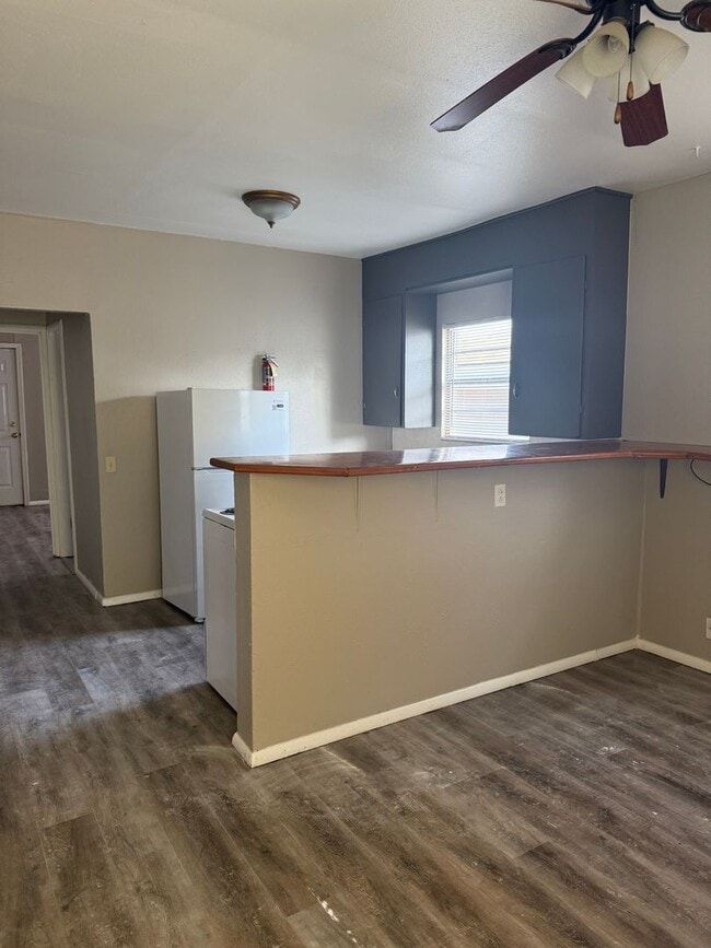 Building Photo - Super Cute & Clean!