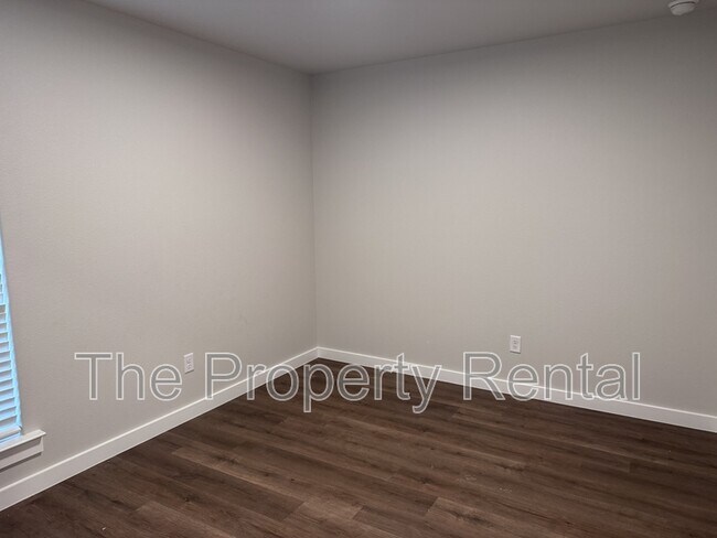 Building Photo - 520 Thicket Dr