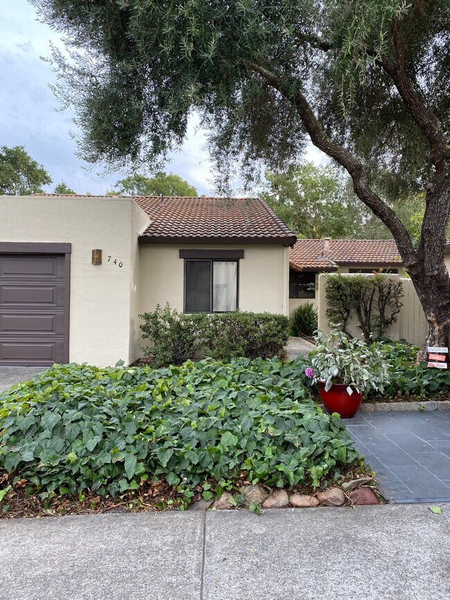 Primary Photo - 740 Adobe Dr