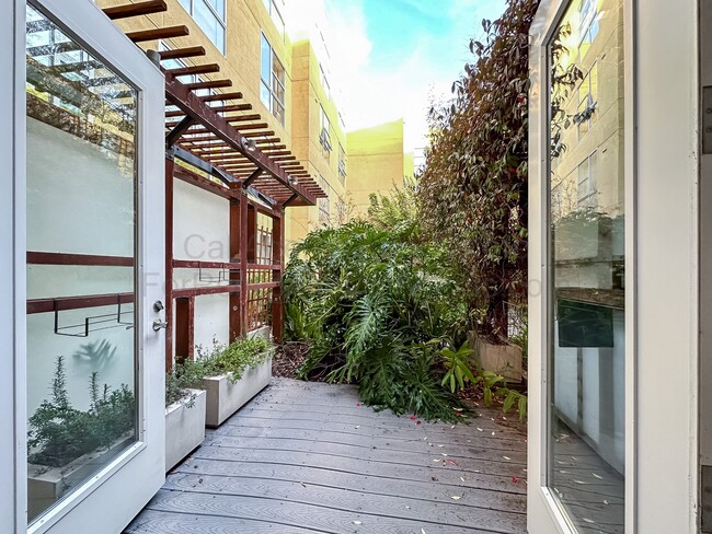 Building Photo - 585 9th St